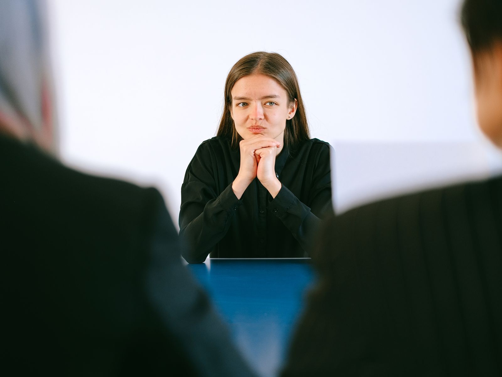 Colloquio professionale tra una candidata e i responsabili delle risorse umane